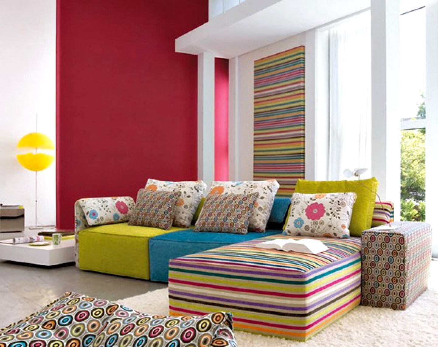 Interior multicolor cu canapea si tapet