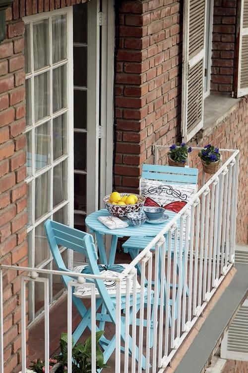 balcon-ingust-set-masa-de-cafea-cu-scaune-din-lemn-albastru