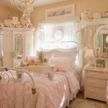 Dormitor romantic cu pasteluri roz